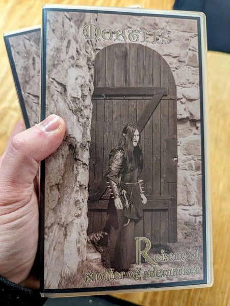 [SOLD OUT] MORTIIS "Reisene Til Grotter Og Ødemarker" VHS Tape (lim.100, NTSC format)